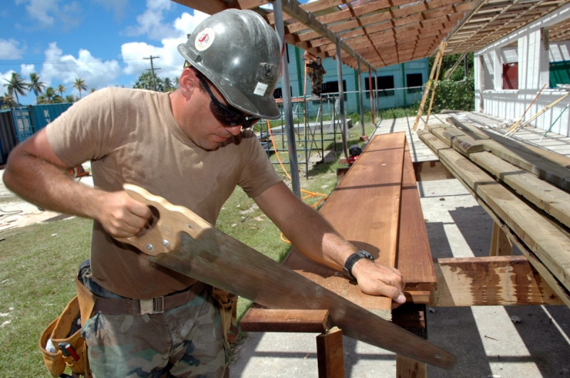 charpentier-LA PENNE-min_worker_construction_building_carpenter_male_job_build_helmet-893290